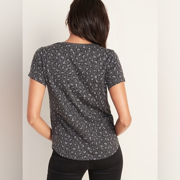 Old Navy gray & black leopard V neck shirt - Picture 3 of 6